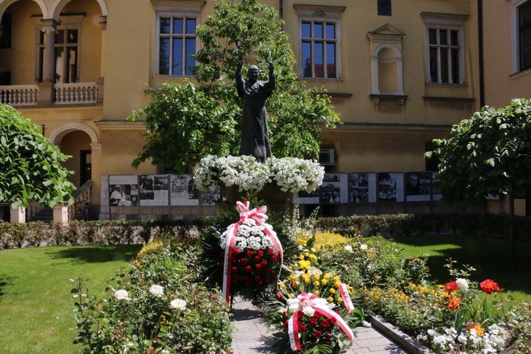 Uroczystość z okazji 100. rocznicy urodzin Jana Pawła II przy jego pomniku na dziedzińcu Pałacu Biskupów Krakowskich