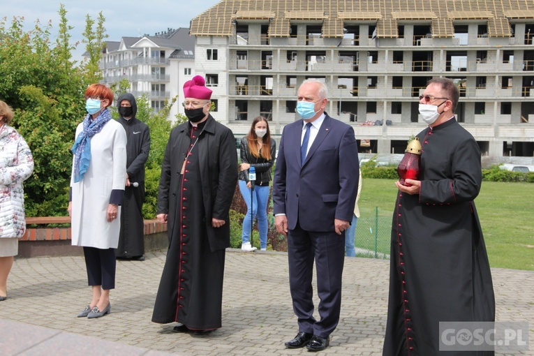 Modlitwa pod pomnikiem Jan Pawła II w Gorzowie Wlkp.