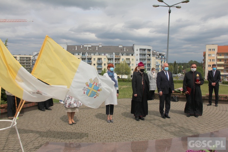 Modlitwa pod pomnikiem Jan Pawła II w Gorzowie Wlkp.