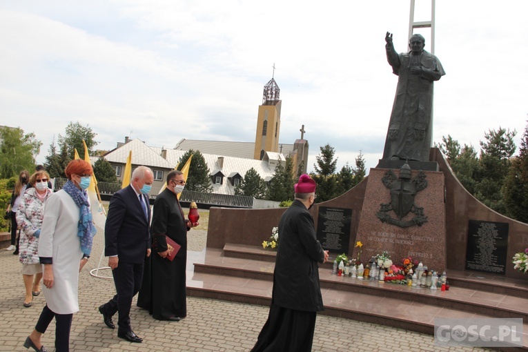 Modlitwa pod pomnikiem Jan Pawła II w Gorzowie Wlkp.