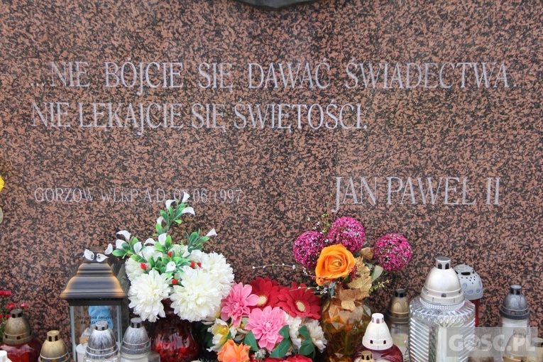 Modlitwa pod pomnikiem Jan Pawła II w Gorzowie Wlkp.
