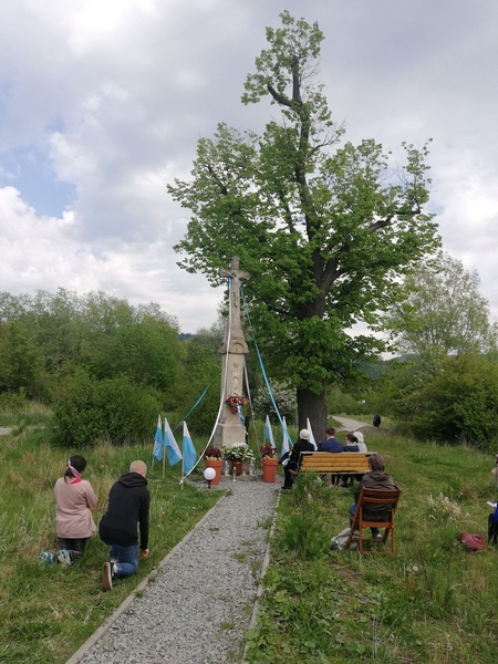 Majowa modlitwa na Złotych Łanach pod XIX-wiecznym krzyżem