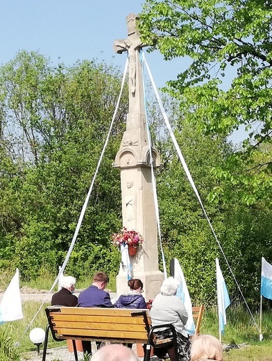 Majowa modlitwa na Złotych Łanach pod XIX-wiecznym krzyżem