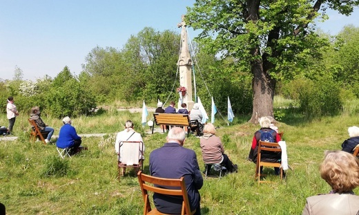 Majowa modlitwa na Złotych Łanach pod XIX-wiecznym krzyżem