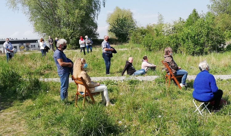 Majowa modlitwa na Złotych Łanach pod XIX-wiecznym krzyżem