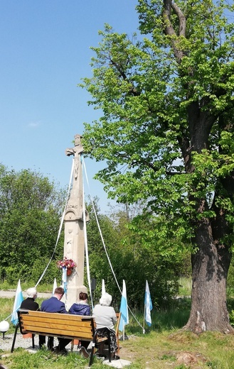 Majowa modlitwa na Złotych Łanach pod XIX-wiecznym krzyżem