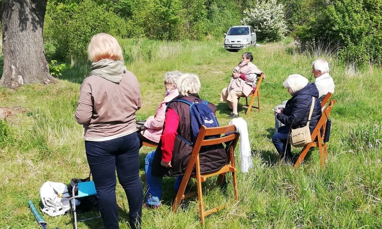 Majowa modlitwa na Złotych Łanach pod XIX-wiecznym krzyżem