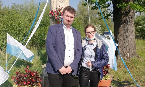 Ania Szczotka i Patryk Zwardoń pod XIX-wiecznym krzyżem na os. Langiewicza.