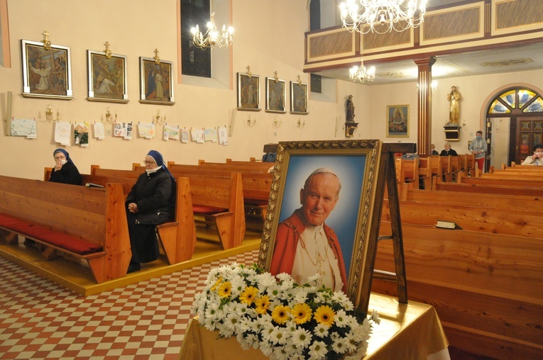 Maraton różańcowy ku czci JP II w Ostrożnicy