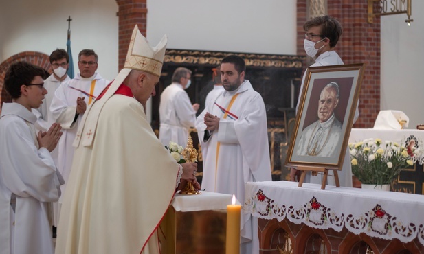 Bobrek. Parafia Świętej Rodziny otrzymała relikwie św. Jana Pawła II