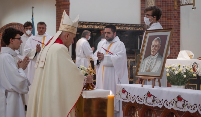 Bobrek. Parafia Świętej Rodziny otrzymała relikwie św. Jana Pawła II