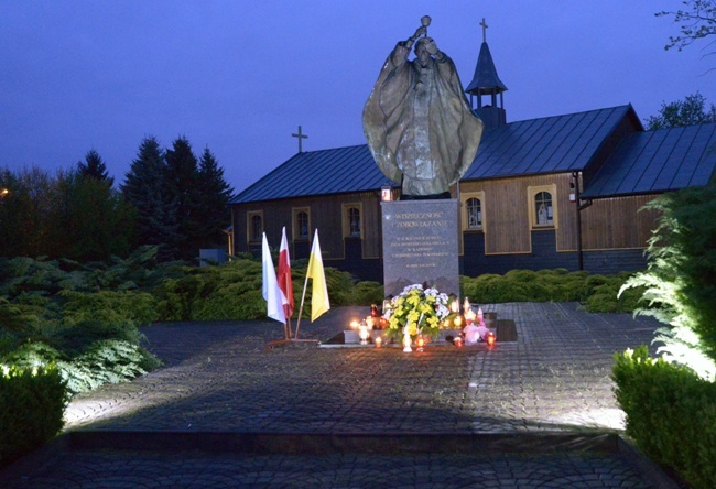 Wieczorna modlitwa przy pomniku św. Jana Pawła II