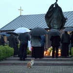 Wieczorna modlitwa przy pomniku św. Jana Pawła II