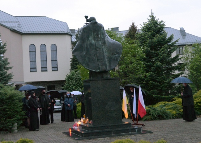 Wieczorna modlitwa przy pomniku św. Jana Pawła II