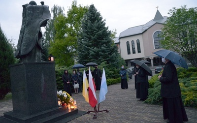 Jak co dnia, choć nie w kaplicy, ale przy papieskim pomniku, wieczorne nabożeństwo rozpoczęło się wspólną modlitwą różańcową.