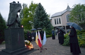 Jak co dnia, choć nie w kaplicy, ale przy papieskim pomniku, wieczorne nabożeństwo rozpoczęło się wspólną modlitwą różańcową.