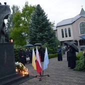 Jak co dnia, choć nie w kaplicy, ale przy papieskim pomniku, wieczorne nabożeństwo rozpoczęło się wspólną modlitwą różańcową.