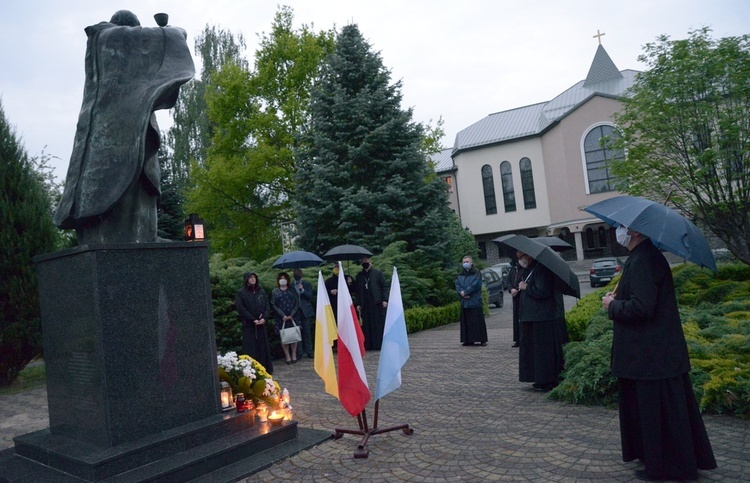 Jak co dnia, choć nie w kaplicy, ale przy papieskim pomniku, wieczorne nabożeństwo rozpoczęło się wspólną modlitwą różańcową.