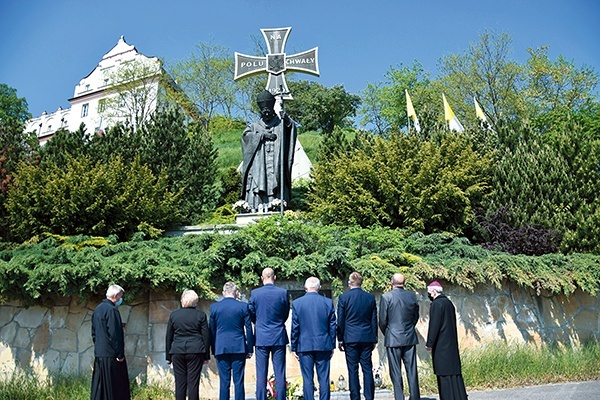 Pod papieskim pomnikiem złożono kwiaty.