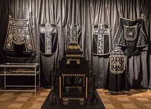 Castrum doloris z zabytkowymi ornatami, kapami i katafalkiem.