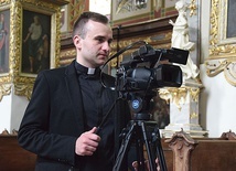 Ks. Grzegorz Słodkowski realizuje transmisję Mszy św. i nabożeństw.