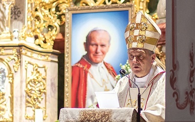 Bp Roman Pindel w czasie homilii opowiadał o pierwszych latach życiach papieża Polaka.