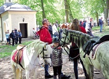 ▲	Piękne zwierzęta, eleganccy jeźdźcy i malownicza zieleń wokół podczas Mszy św. krzepiły ducha.