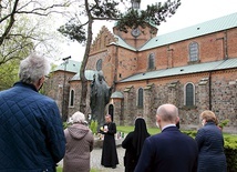 18 maja przy pomniku Ojca Świętego przy katedrze  modliło się wielu płocczan, m.in. bp Mirosław Milewski  wraz z pracownikami kurii diecezjalnej.