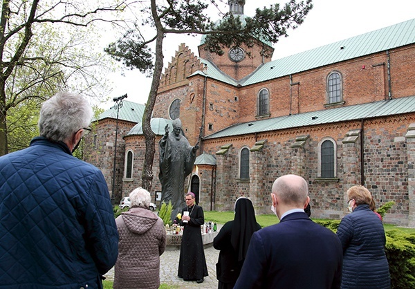 18 maja przy pomniku Ojca Świętego przy katedrze  modliło się wielu płocczan, m.in. bp Mirosław Milewski  wraz z pracownikami kurii diecezjalnej.