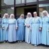 Siostry służebniczki przed wejściem do Domu Pomocy Społecznej „Nazaret”  w Gliwicach-Sośnicy. 