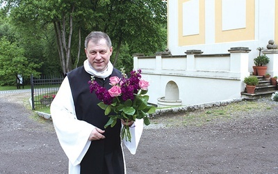 Ks. Jan Rosiek, dyrektor ośrodka w Rudach, w roli cystersa.