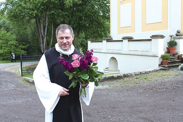 Ks. Jan Rosiek, dyrektor ośrodka w Rudach, w roli cystersa.