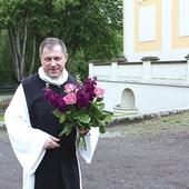 Ks. Jan Rosiek, dyrektor ośrodka w Rudach, w roli cystersa.