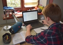 ▲	Szkoła online z każdym dniem przestaje być taka straszna.