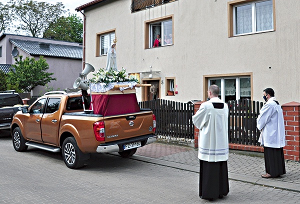 ▲	Szczególna modlitwa popłynęła przy domu seniora. Modlitewny przystanek był też przy szpitalu. 