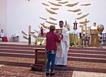 ▲	Kolejne rodziny odbierają obraz co tydzień w czwartek po wieczornej Mszy św.