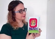 Gościńska katechetka przekonuje, że wykonanie prezentu dla Maryi wcale nie jest trudne.