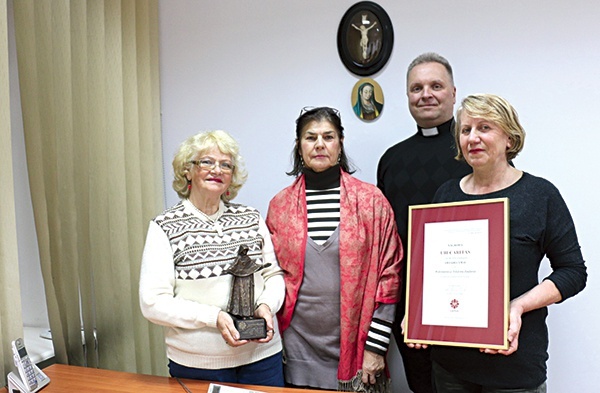 ▲	Za swoją działalność w 2017 r. zostali uhonorowani nagrodą Ubi Caritas. Ks. Robert Kowalski z wolontariuszkami  (od prawej): Jadwigą Gozdór, Barbarą Bandyką i Zofią Piątek.