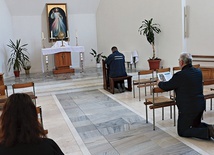 ▲	Najświętszy Sakrament wystawiony jest w bocznej kaplicy świątyni.