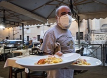 Włochy: Otwarto 90 proc. sklepów oraz 70 proc. barów i restauracji
