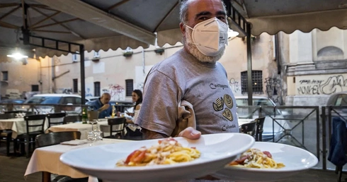 Włochy: Otwarto 90 proc. sklepów oraz 70 proc. barów i restauracji