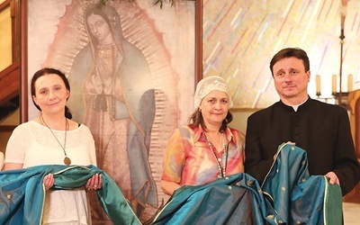 Od prawej: ks. Jerzy Ryłko, Naty de Anda z Meksyku, założycielka Apostolatu Płaszcza MB z Guadalupe, i Dorota Popowska, animatorka tej wspólnoty w Polsce.