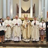 Neoprezbiterzy z arcybiskupem i rodzicami.