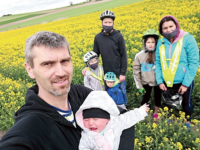 Marcin z najmłodszą córką Matyldą. W tle żona Monika oraz Marysia, Miłosz, Maksymilian i Mikołaj.