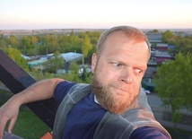 Kapłan ze Śląska na dachu nad miastem Szczucińsk mówi młodym o strachu.