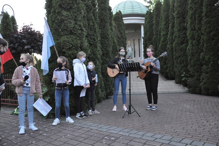 Majowy apel maryjny przy kościele sanktuaryjnym w Świebodzinie 