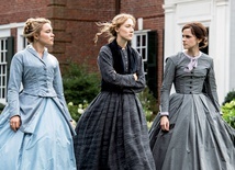 Scenografia i kostiumy znakomicie wprowadzają nas w klimat epoki.