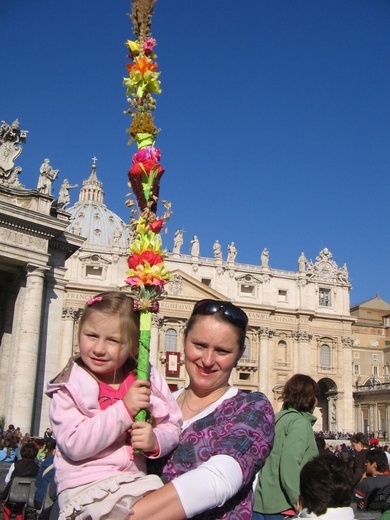 Pani Maria z Julką podczas Niedzieli Palmowej w Rzymie.