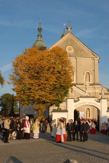 Przed kościołem w Gręboszowie. Oczekiwanie na peregrynację obrazu Pana Jezusa Miłosiernego.