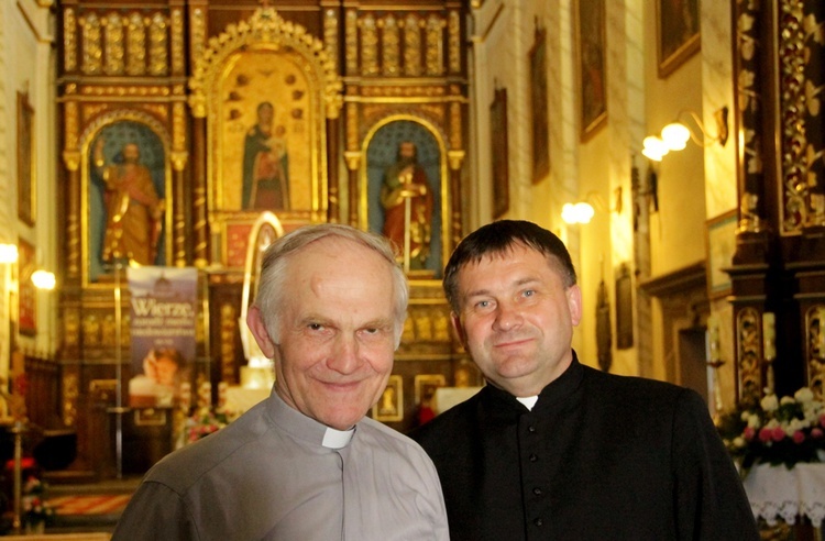 Od lewej ks. dr Ryszard Banach i ks. proboszcz Wiesław Babiarz.